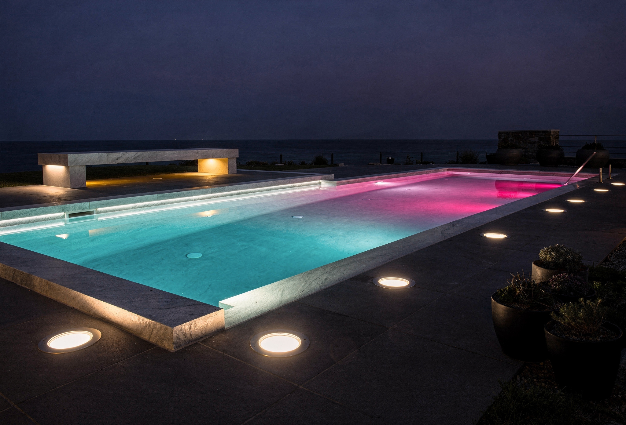 Renkli LED aydınlatma sistemli özel havuz gece görünümü