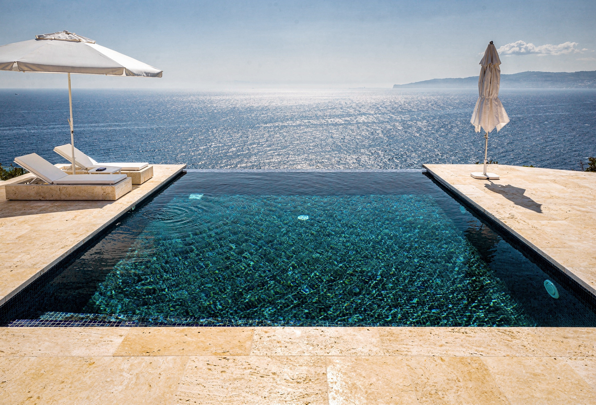 Boğaz manzaralı villa için inşa edilmiş sonsuzluk havuzu gündüz görünümü